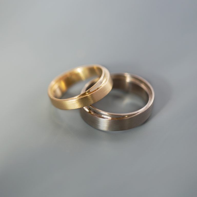 Trauringe aus Gelbgold und Weißgold