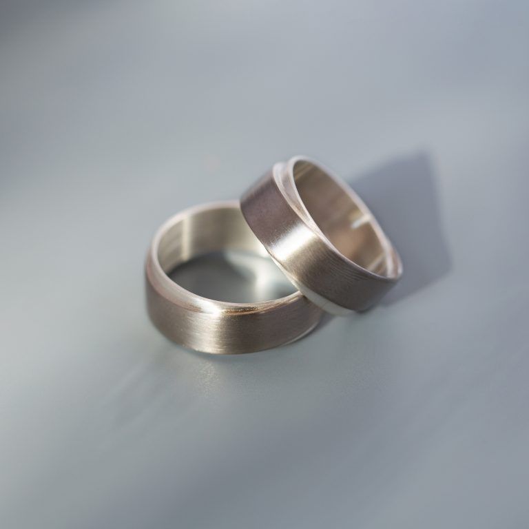 Trauringe aus Silber und Weißgold