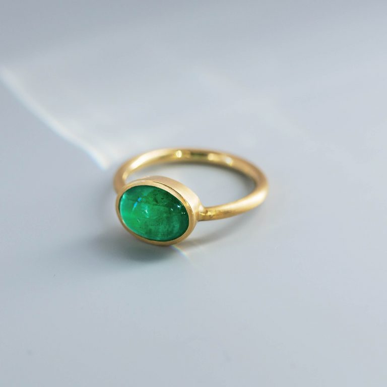 Goldring mit grünem Smaragd