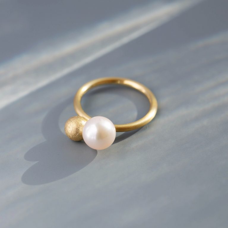 Goldring mit Perle