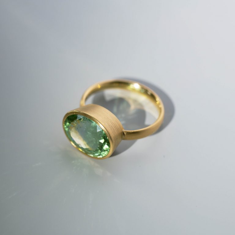 Goldring mit grünem Turmalin